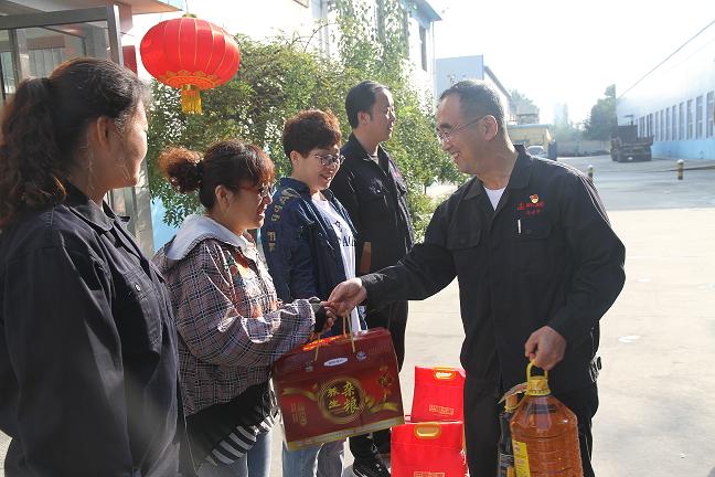 壮丽七十年 礼赞劳动者 华体会体育（中国）有限公司公司工会国庆前夕慰问劳模工匠30.jpg